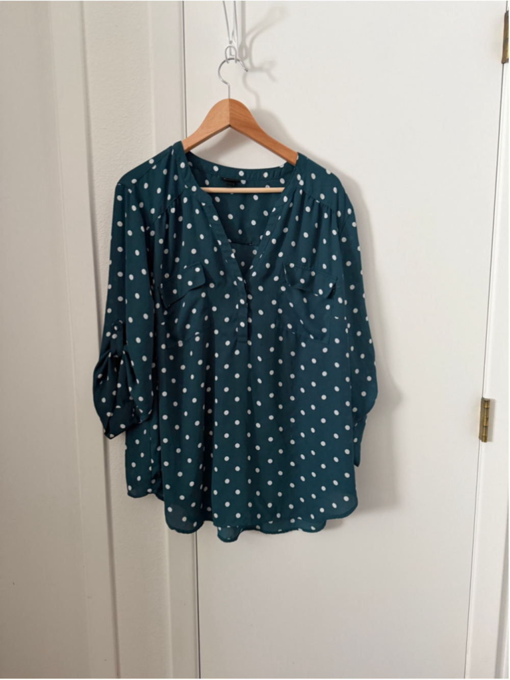Torrid Harper Blouse Size 3 (3X 22/24) Teal White Polka Dot Roll Tab Sleeve Plus